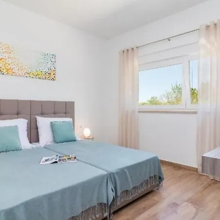 Tolles In Mit Privatem Pool Holiday home