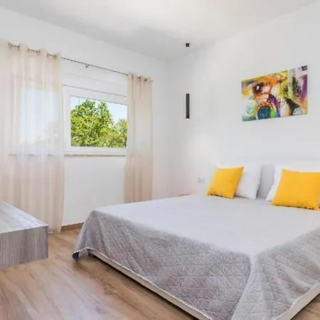 Tolles In Mit Privatem Pool Holiday home