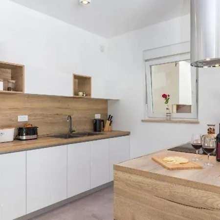 Tolles In Mit Privatem Pool Holiday home Boskari