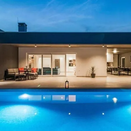 Tolles In Mit Privatem Pool Holiday home