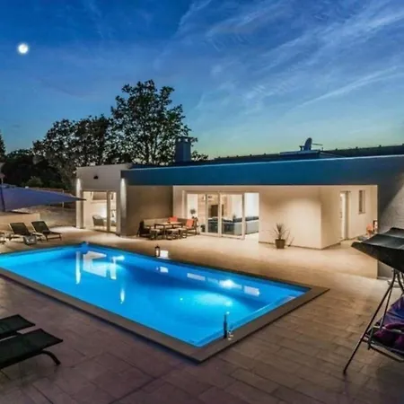 Tolles In Mit Privatem Pool Holiday home Boskari
