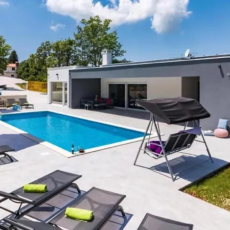 Tolles In Mit Privatem Pool Boskari