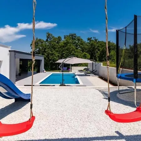 Tolles In Mit Privatem Pool Holiday home