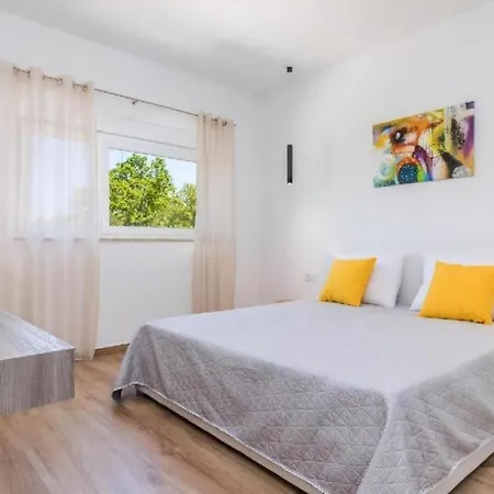 Tolles In Mit Privatem Pool Holiday home
