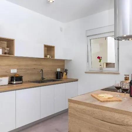Tolles In Mit Privatem Pool Holiday home Boskari