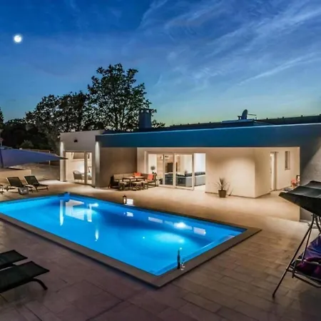 Tolles In Mit Privatem Pool Holiday home Boskari